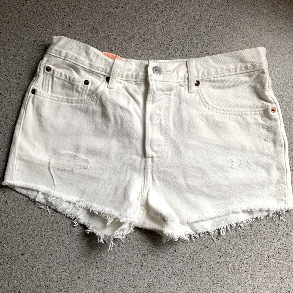 Levi’s Women’s White Shorts New With Tags 501 Waist 30